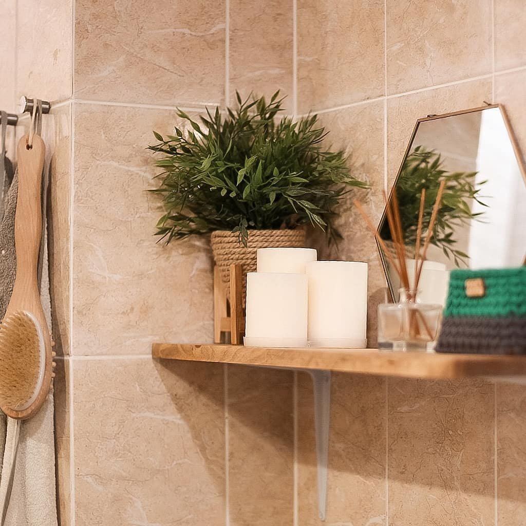 Полка в ванной комнате