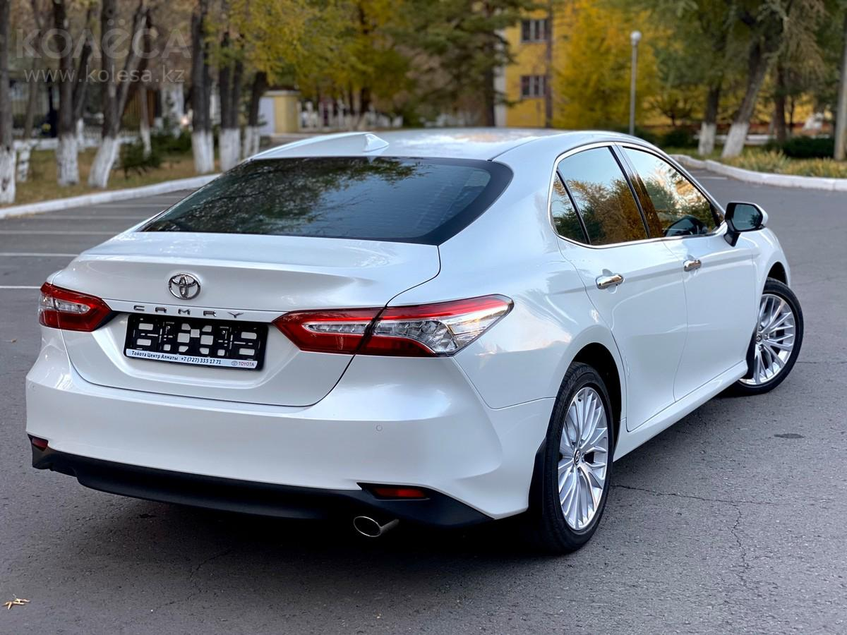 Toyota Camry 2019 черная