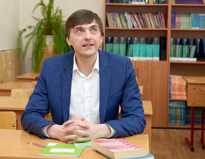 Вот он за своей бывшей партой.      Фото: Ксения Колесникова/РГ