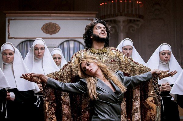 Варнава играет влюбленную в Киркорова женщину