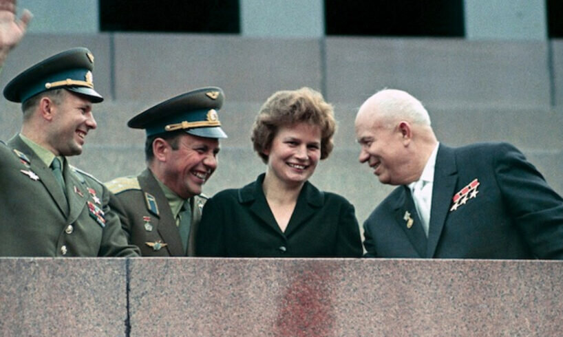 Гагарин Терешкова с Хрущевым на трибуне