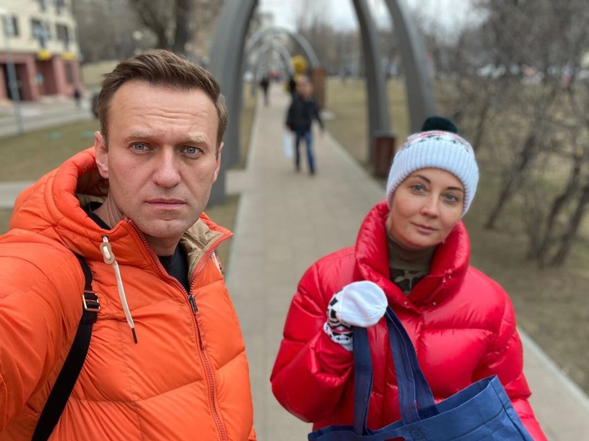 Алексей Навальный и его супруга демонстрируют матерчатую авоську © Facebook