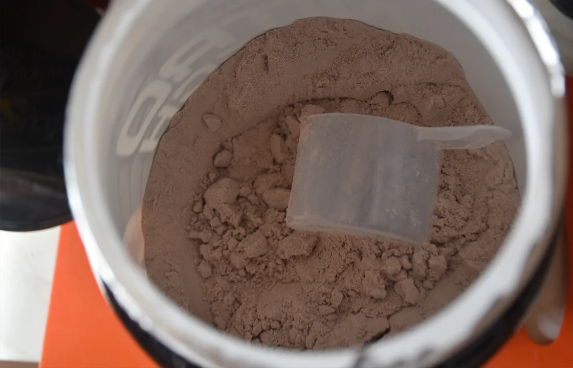 Мерная ложка в банке с изолятом