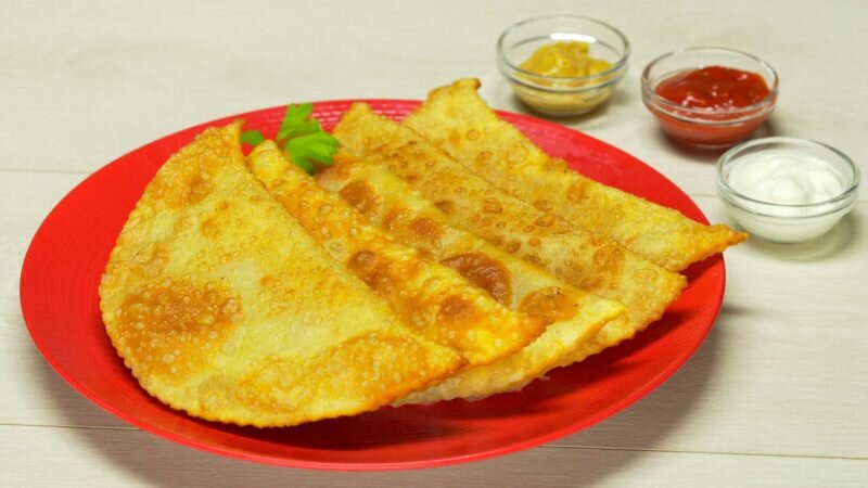 Готовим чебуреки. Иллюстрация с сайта https://www.vsegdavkusno.ru