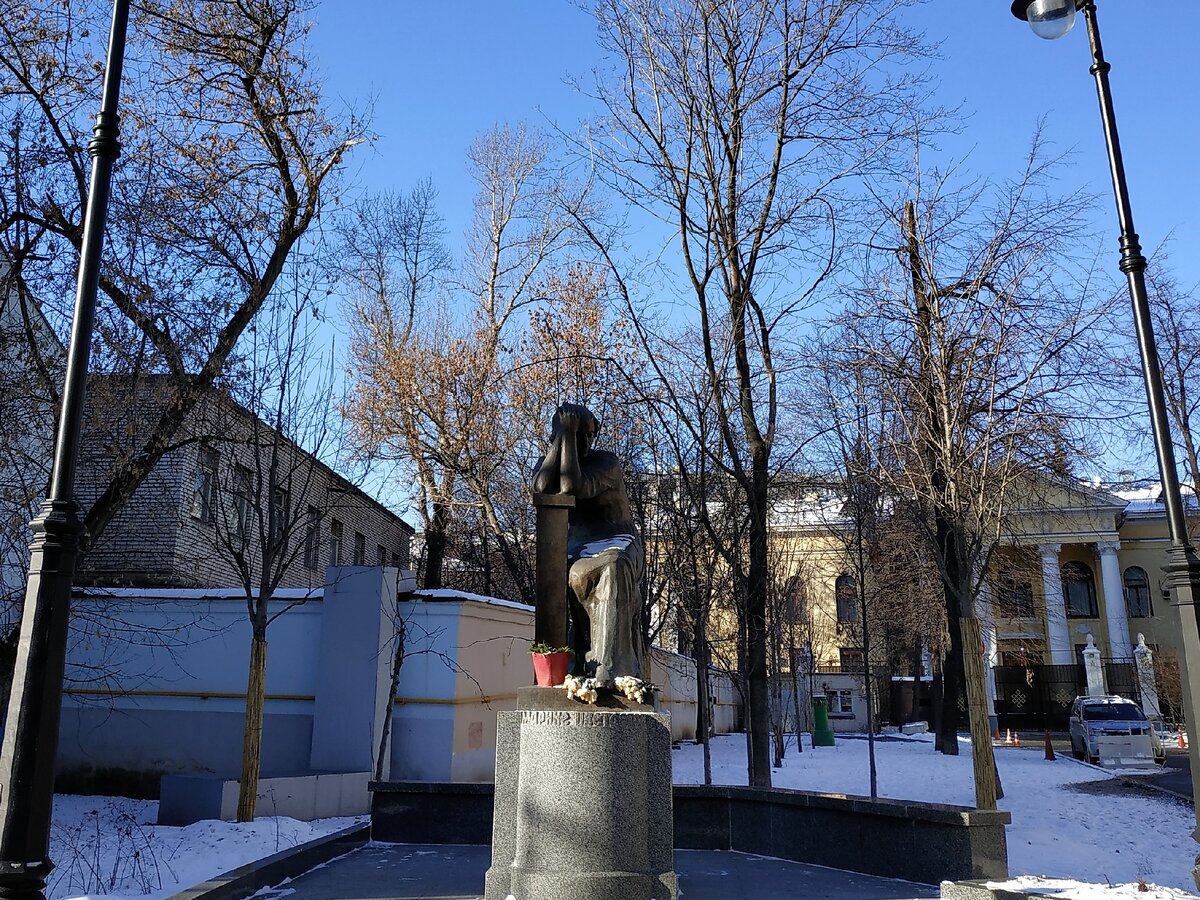 Памятник Марине Цветаевой напротив дома.