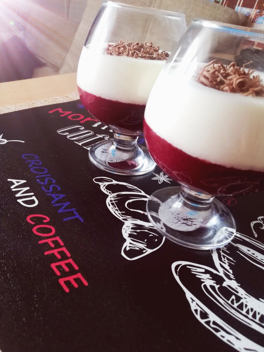 В бокалах выглядит достаточно изящно