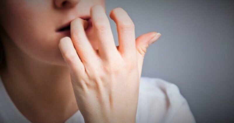 Привет, на связи маникюрный пылесос МАХ.  А ты знаешь, что из всех возможных проблем рук и ногтей, заусенцы являются самой частой.
