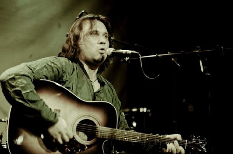 Человек с гитарой. Музыканты поют мелон. Лай лай лай. Я молодой музыкант. Я молодой музыкант.