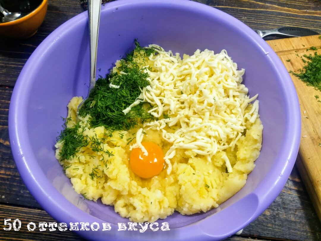 Картофельный рулет в беконе с начинкой из грибов и овощей.