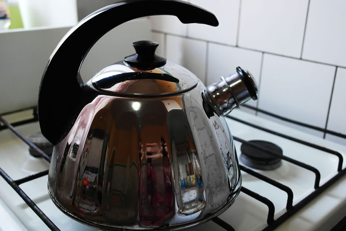 Довольно часто на кухне можно встретить близкое расположение чайника у плиты.