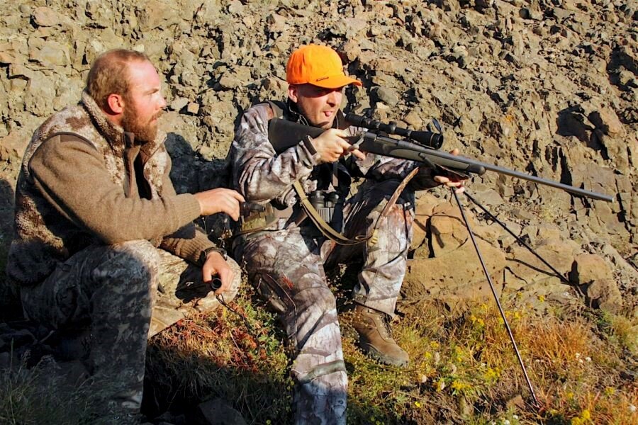 В запечатленный на этой фотографии момент олень уже был добыт. Но если бы потребовалось произвести второй выстрел, то из этой позиции – голова не на прикладе, палец снят со спускового крючка – стрелок не успел бы повторно выстрелить.