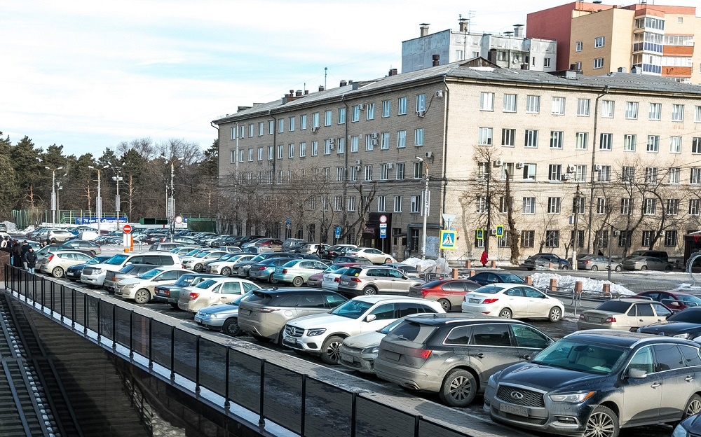 В обычные времена понять, что в Челябинске очень много легковушек достаточно легко, подъехав к любому офису или магазину. Фото Олега Каргаполова ("Вечерний Челябинск") 