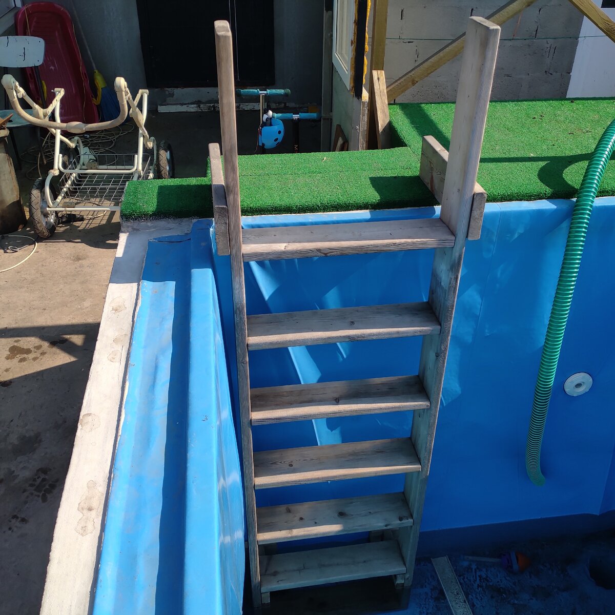 Самодельная лестница в бассейн из лиственницы.Прошол сезон.Стоит ли делать?.https://youtu.be/L4WX2DQFAvg