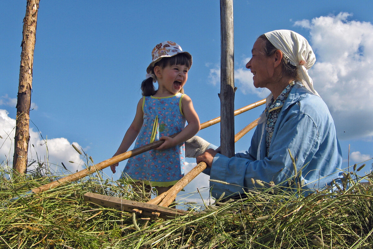 Пахло свежим сеном. Лето в деревне сенокос. Дети на сенокосе. Детская фотосессия в деревне. Дети отдыхвютв деревне.