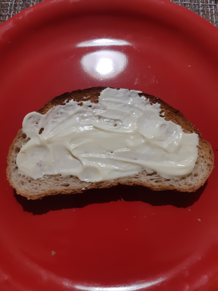 Смазываем тонким слоем майонеза (при желании майонез можно заменить на оливковое масло)