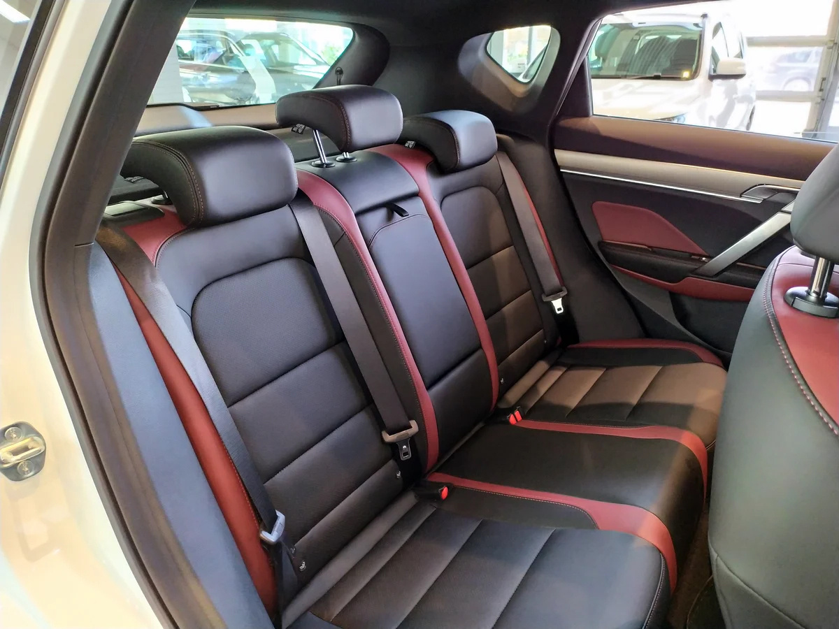 Салон, задние сидения в Geely Coolray
