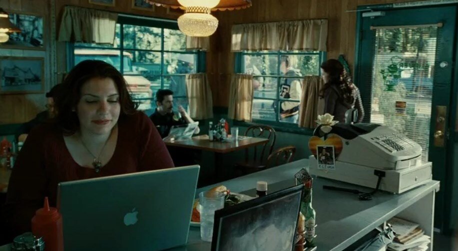 Стефани Майер в эпизодической роли
https://avatars.mds.yandex.net/get-zen_doc/1708265/pub_5e3bf4a4eb60562d6b0ff4e6_5e3bfa10e66b194beca63288/scale_1200