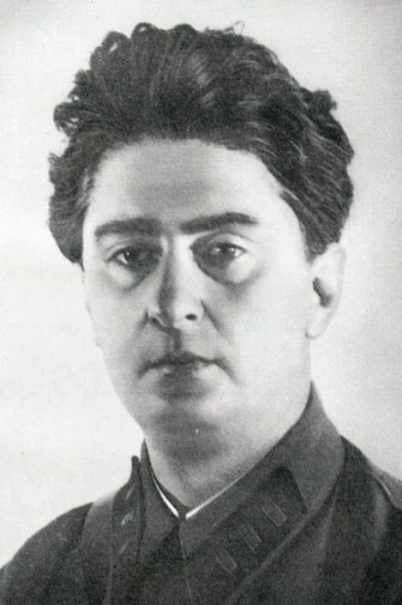 Иосиф Уткин. - русский советский поэт и журналист, репортёр. Участник Гражданской и Великой Отечественной войн.  Специального корреспондента Совинформбюро, газет "Правда" и "Известия" Иосифа Уткина не станет в 1944 г. после аварии самолёта при возвращении от партизан. Фотография взята из интернет-ресурса.