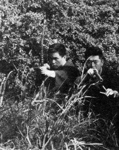 Сокэ Хацуми Масааки с учениками во время съёмок учебного фильма