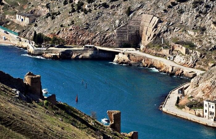 Секретная база подводных лодок, которая строилась для последней войны человечества 