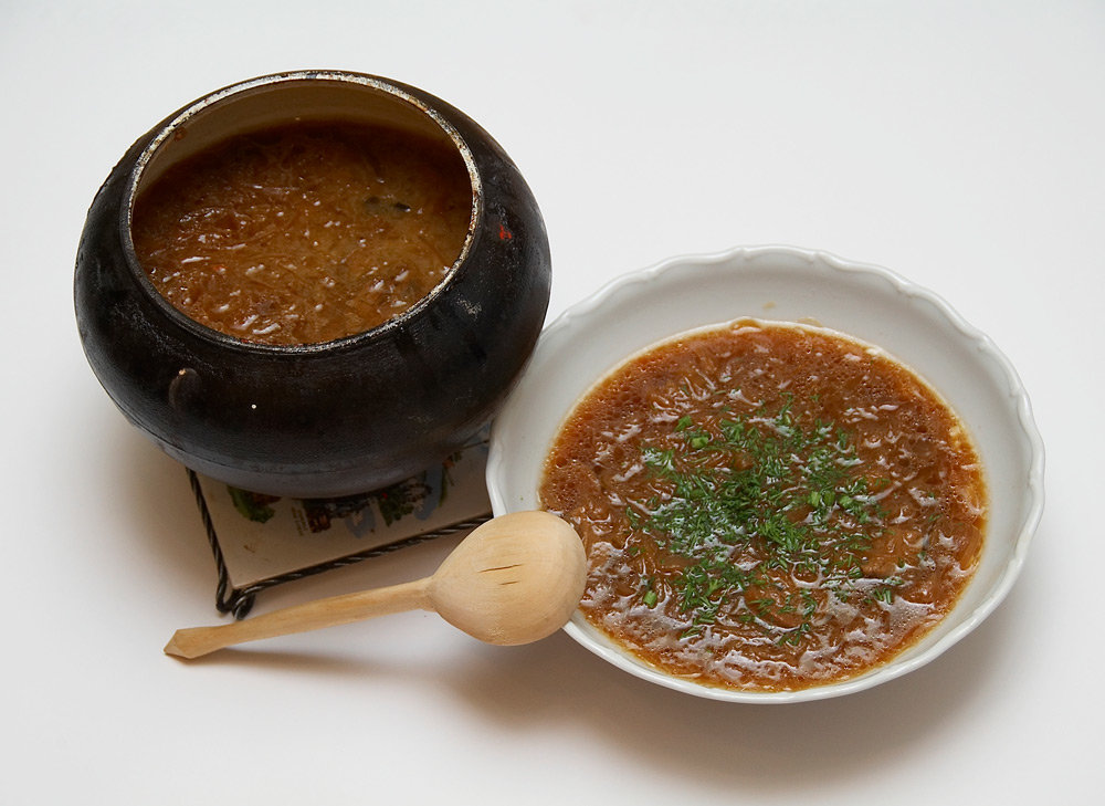 Наши традиции какие щи традиционно вологодские. Щи. Русские супы. Щи в чугунке. Суп в горшочке.