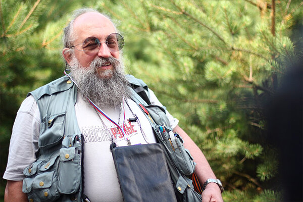 Не пугайтесь его внешности. Мы ценим его за ум и мысли, а не за внешний вид.