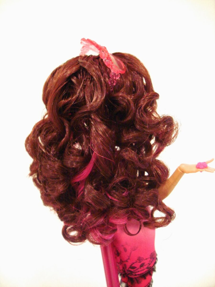 Кукла с завитыми волосами. Фото foreveryoungcraftsfordolls