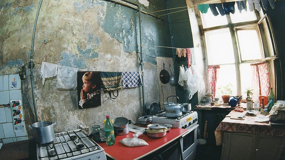Кооперативная квартира право. Старая квартира. Кухня в Советской квартире. Квартира 90-х. Интерьер Советской коммуналки.
