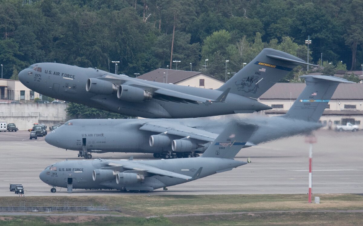 Американские военно-транспортные самолеты на Авиабазе ВВС США Рамштайн в Германии. - Фото: DPA/PICTURE-ALLIANCE/TASS