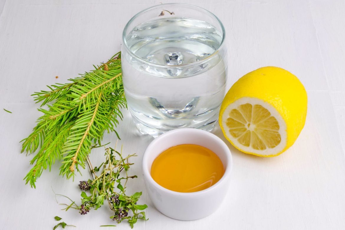 Еловая или сосновая хвоя,мёд и лимон