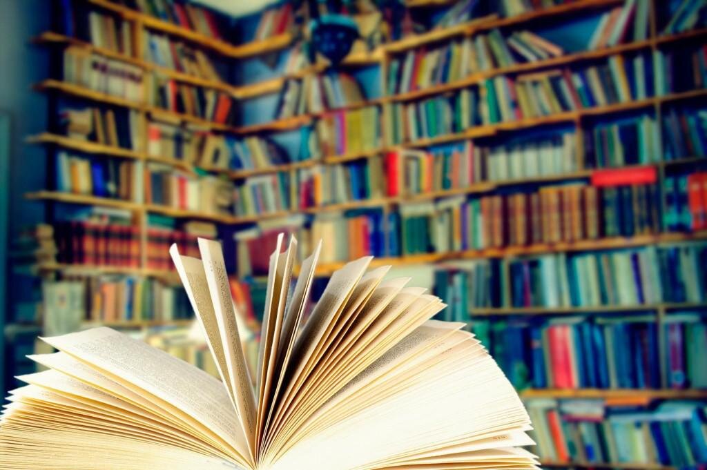 За долгие годы телевидение и кинематограф существенно эволюционировали. Но несмотря на стремительный прогресс и развитие медиатехнологий, они так и не приблизились к очарованию старой доброй книги.