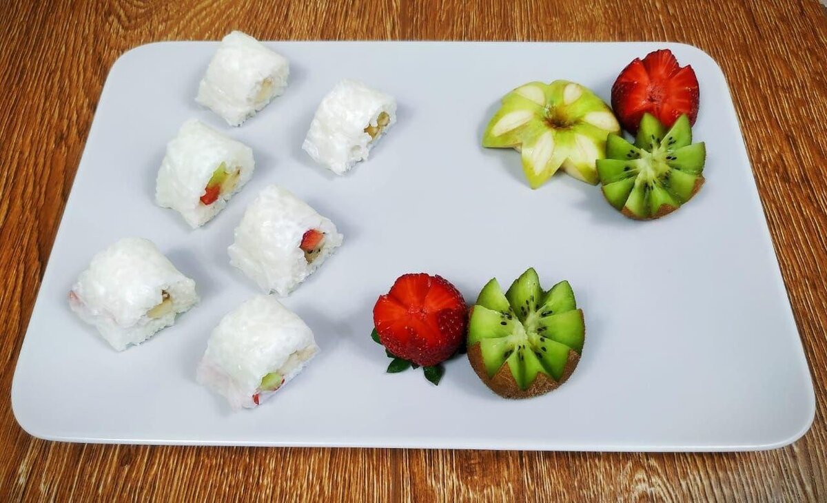 🔸ИНГРЕДИЕНТЫ:⠀ •Рисовая бумага - 3 листа.⠀
•Рис - 9 ст.л.⠀
•Сливки - 200-250 мл.⠀
•Банан - 75-90 гр. (по 25 - 30 гр. на порцию)⠀
•Клубника - 75-90 гр. (по 25 - 30 гр. на порцию)⠀
•Киви - 75-90 гр. (по 25 - 30 гр. на порцию)⠀
•Сахар - 2 ст.л.⠀
🔸РЕЦЕПТ:⠀
1) Слегка не доваренный рис выкладываем на сковороду и заливаем сливками, затем засыпаем сахаром и тушим до загустения.⠀
2) Рисовую бумагу замачиваем в воде. (Окунаем в воду и сразу достаем, она пропитается водой к тому моменту как будете выкладывать рис.)⠀
3) 1/3 порции риса кладем на готовую бумагу. Распределяем пальцами как показано на видео.⠀
4) Режем фрукты на дольки и выкладываем на рис. Скручиваем роллы и разрезаем на кусочки.⠀
Сладкие роллы готовы к употреблению😉