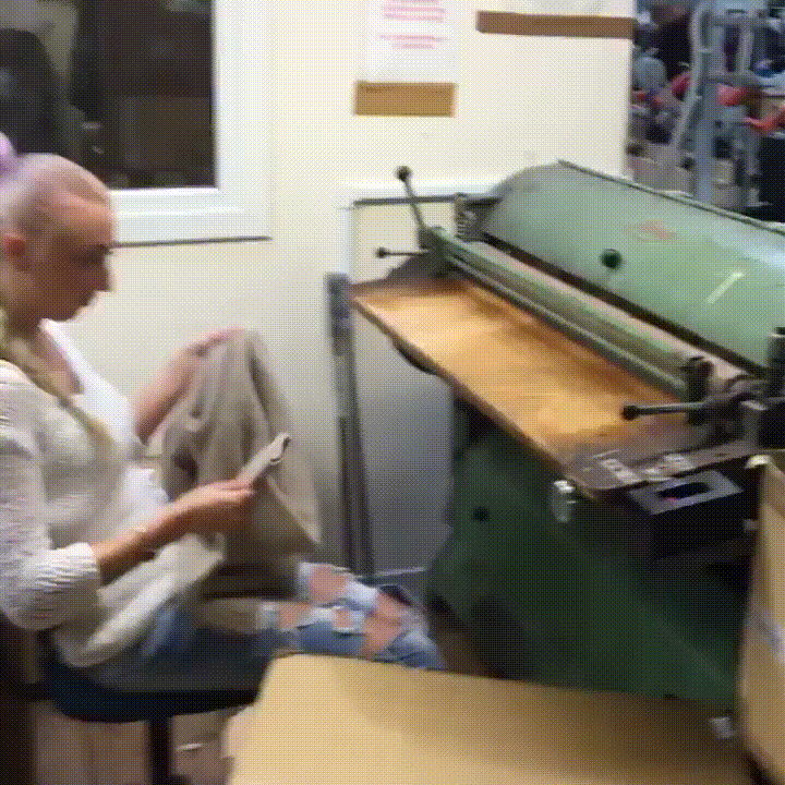 Процесс прочёса свитера на машине, представленной на предыдущем фото. 