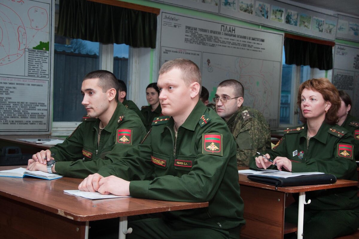 Изменение в вооруженных силах. Офицеры на занятиях. Занятия с военнослужащими. Учебные занятия в воинской части. Проведение занятий с военнослужащими.