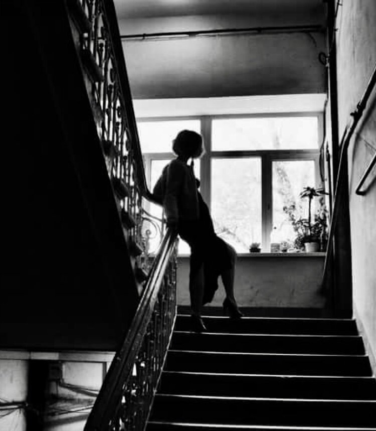 Парень девушку в подъезде. Девушка на лестнице. Фотосессия на лестнице. Девушка на лестнице фотосессия. Девушка в подъезде.