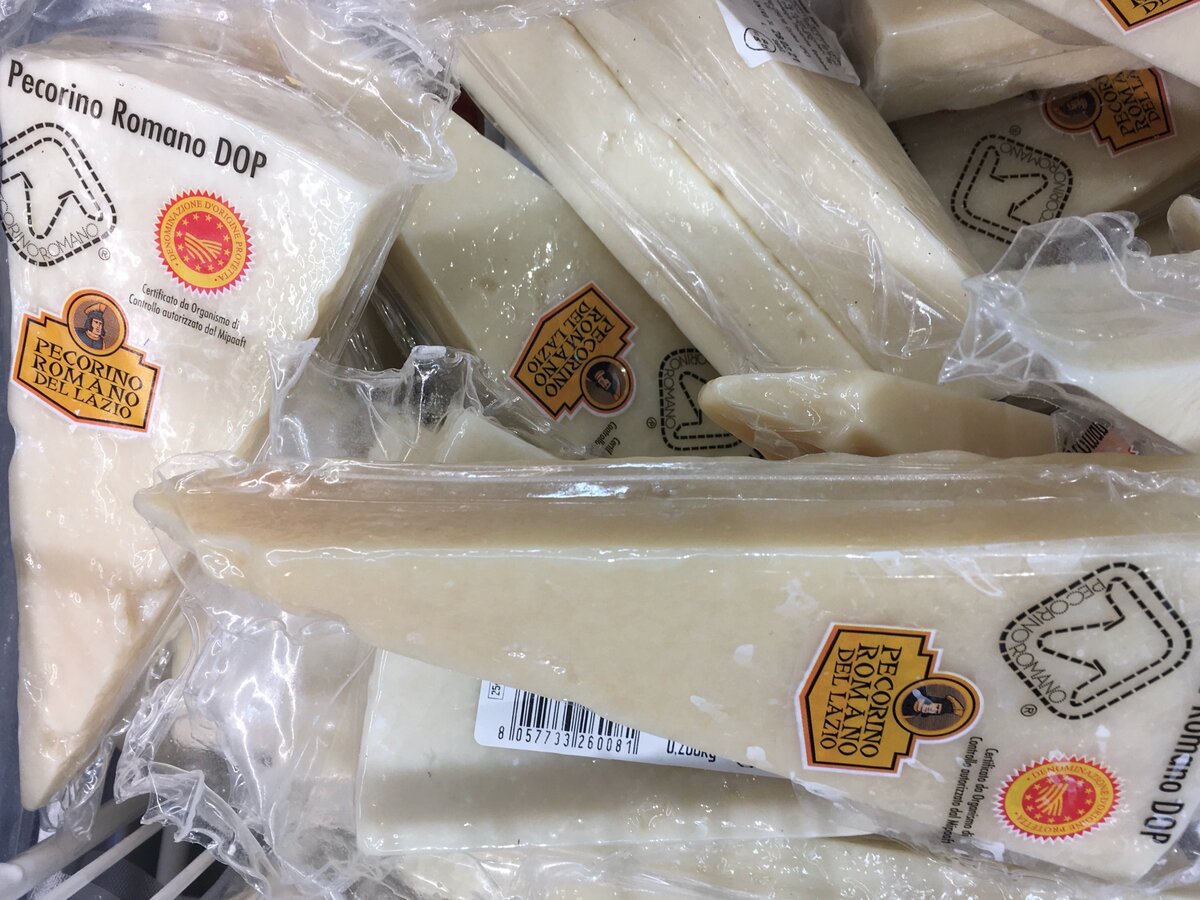 Фото: Piano Piano (вот такие красно-жёлтые круглые "метки" на итальянских продуктах – раньше они были жёлтыми с синим – обозначают сертификацию DOP и по сути являются синонимом высокого качества)