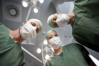 
Опросив переживших клиническую смерть людей и проанализировав записи из реанимационных отделений, глава отдела интенсивной терапии Медицинской школы Нью-Йорка Сэм Парниа пришел к выводу, что в момент смерти люди в основном находятся в "достаточно комфортном состоянии". Об этом пишет портал Med-heal.ru."Многие люди, у которых была зафиксирована клиническая смерть, вспоминают о ярком теплом свете, о также о блаженстве и комфорте. Все это можно объяснить научными фактами — в процессе умирания снижается объем поступающего в мозг кислорода, поэтому мыслительный орган начинает отключать отдельные цепи нейронов. Человек перестает ясно осознавать действительность", — говорит Парниа, добавляя, что в результате остановки сердца прекращается кровоснабжение всех жизненно важных органов, поэтому человек плавно отходит в мир иной. Иногда сердце удается запустить и тогда пациенты "возвращаются с того света".Побывавшие на грани жизни и смерти люди, по словам Сэма Парниа, рассказывают о чувстве комфорта и умиротворения — многие ощутили столь выраженное блаженство, что вспоминают о пережитой клинической смерти с некоторой тоской. В момент клинической смерти некоторые люди видят умерших родственников или осознают присутствие неких высших сил — все это, как отмечает Парниа, тоже объясняется эффектами, которые демонстрирует умирающий мозг.