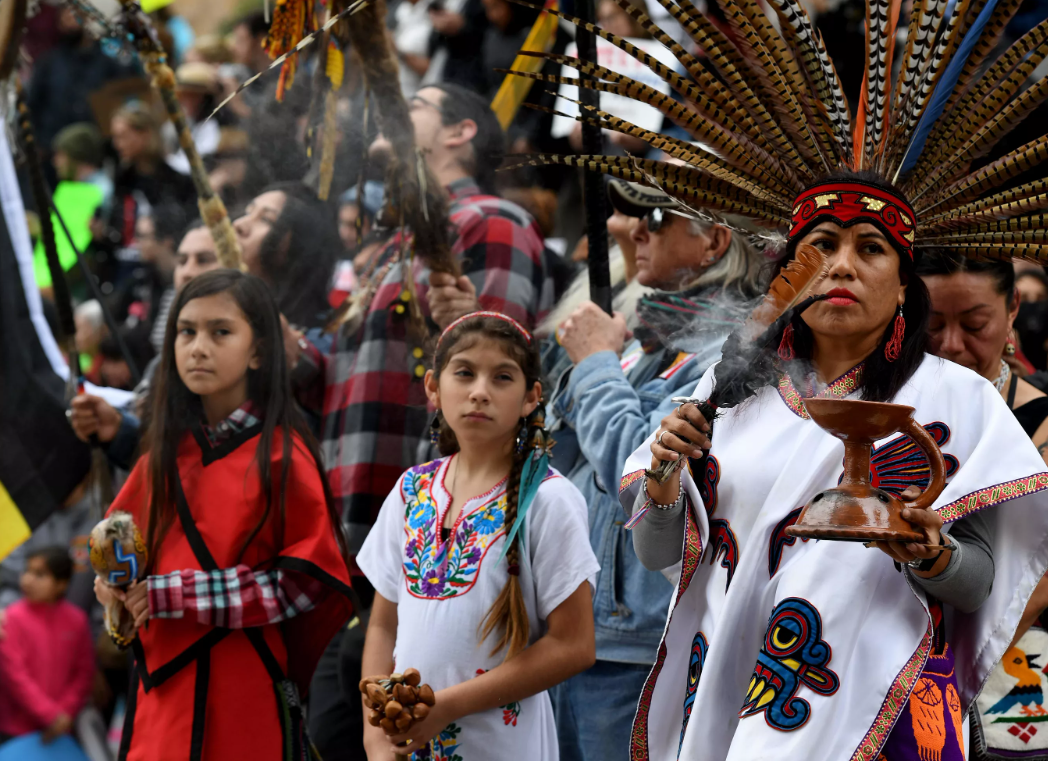 Какие народы коренные в северной америке. Лос Анджелес индейцы. Коренные жители Америки индейцы. Современные индейцы в США. Культура народов Америки.