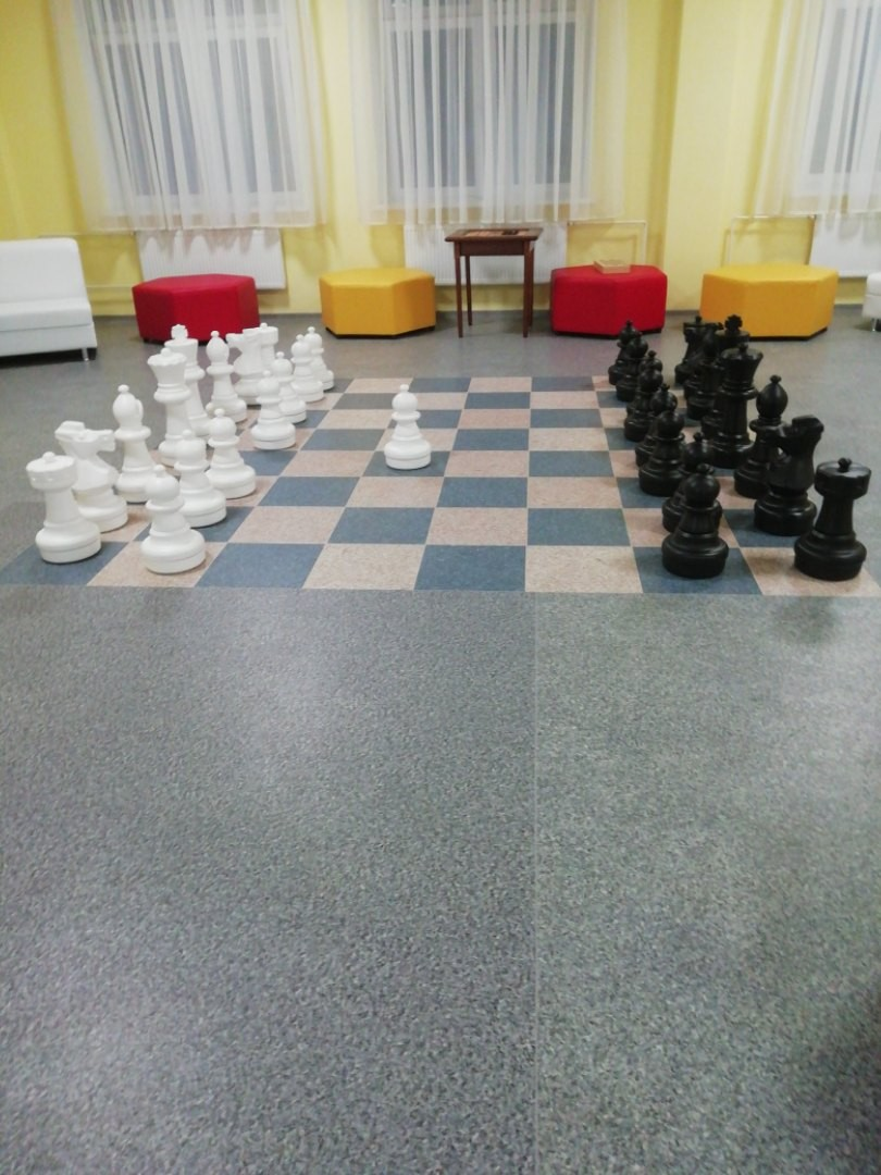 В коридорах стоят такие вот шахматы, но играть трогать их детям запрещено