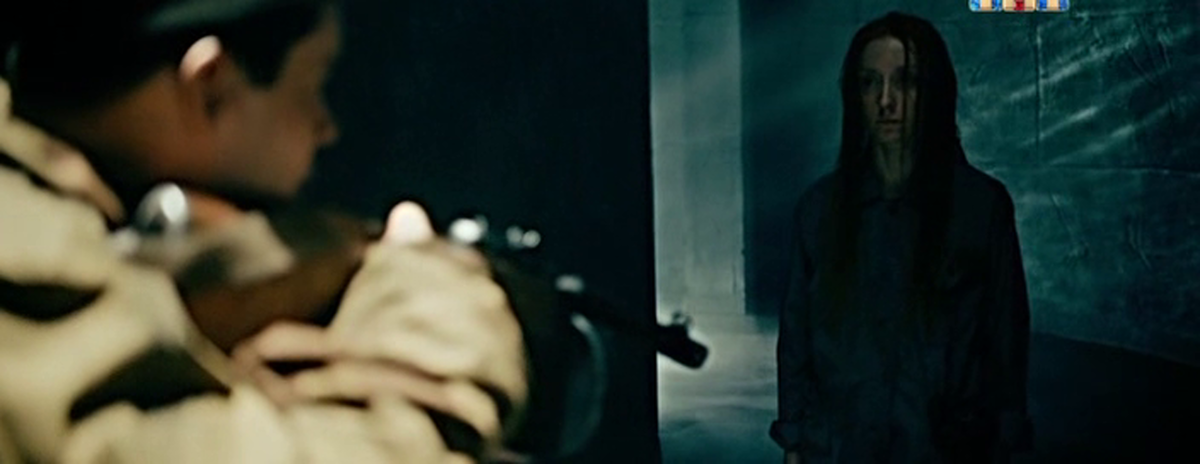 Женщина какая-то выходит и молчит.