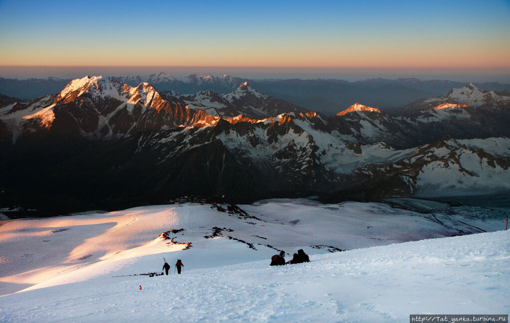 Высота горы 5000 метров. Эльбрус 5000 метров. Эльбрус высота 5000. Эльбрус на высоте 5000 метров. Восхождение на Эльбрус.