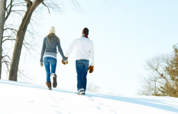 Зимой важно тепло одеваться, потому что холод ослабляет иммунитет 