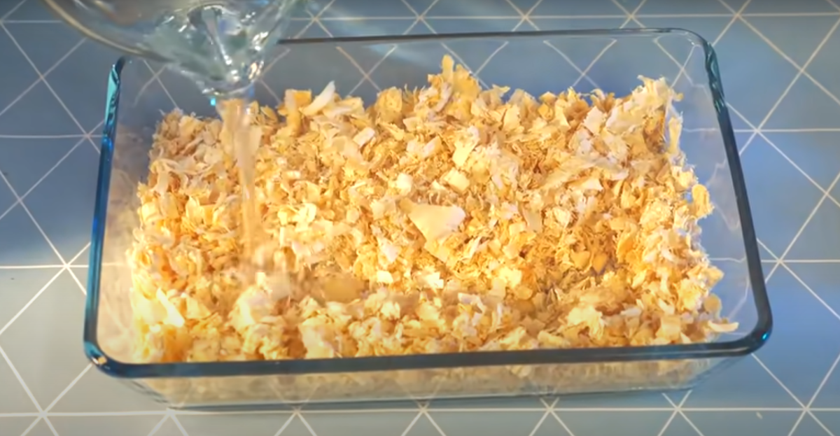 Луковое перо можно вырастить на хорошо увлажненных опилках