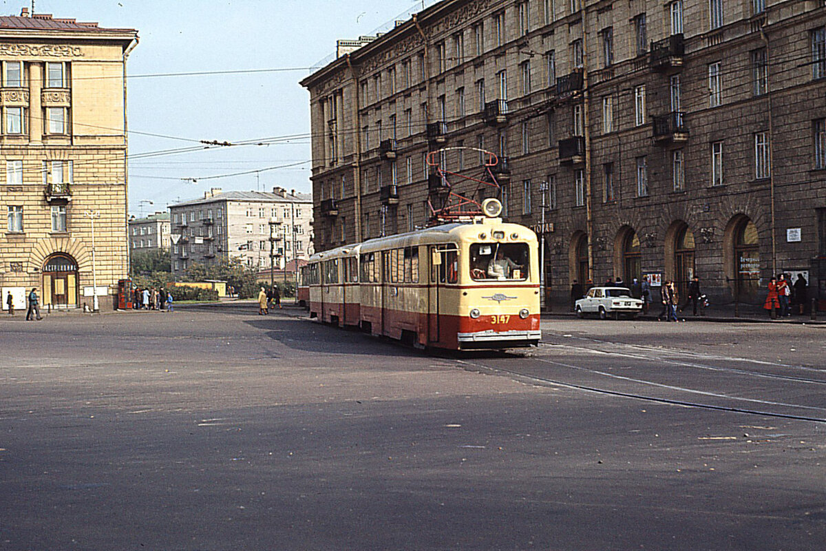 трамвай у метро автово старые