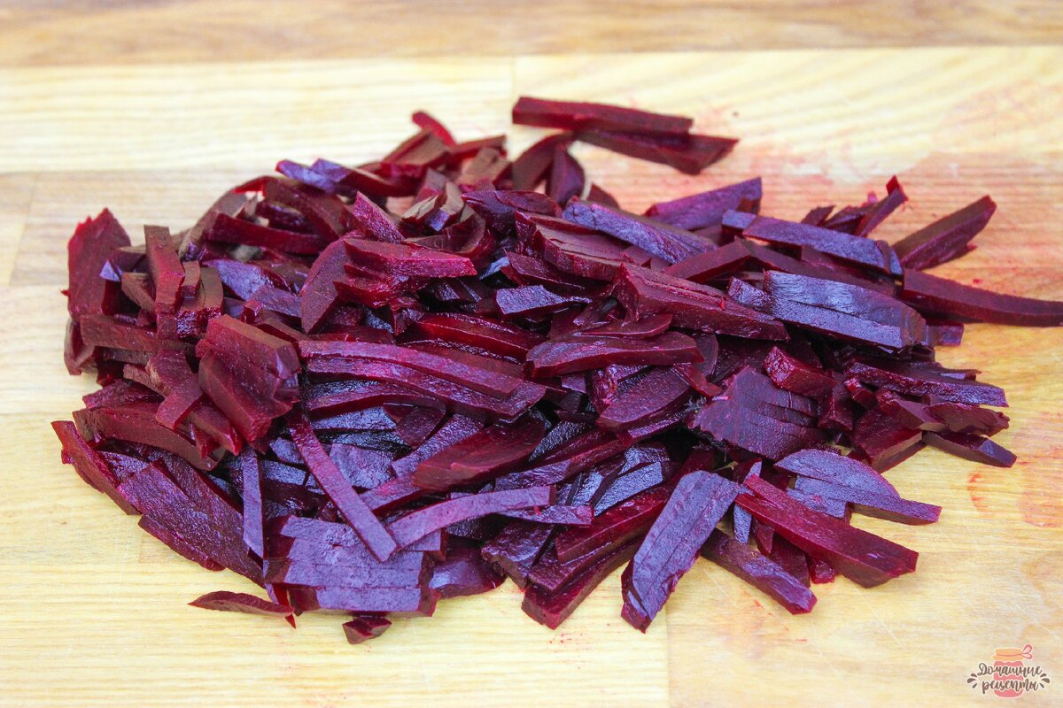 Для салата необходимо заранее отварить или запечь 2-3 свёклы среднего размера, охладить и очистить. Нарезать тонкой соломкой.