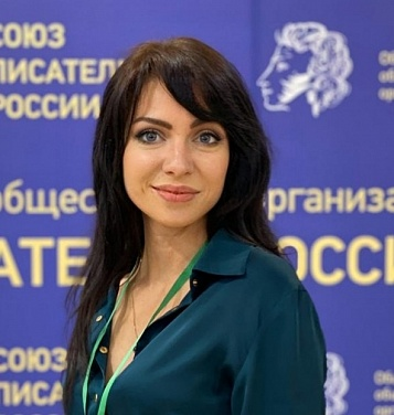 Татур Виктория Владимировна родилась 9 декабря 1985 г. в г. Ташкенте Узбекской ССР. Окончила филологический факультет РГПУ им. А. И. Герцена. Детский писатель, редактор и автор колонки журнала «Формаслов». Выпускница литературных курсов «Мастер текста». Победительница конкурса «Первая книга». Дважды победительница литературных конкурсов Михайловского заповедника им. А. С. Пушкина (2017, 2018 гг.). Участница литературных семинаров, в том числе и Всероссийской школы писательского мастерства фонда СЭИП. Публиковалась в сборниках «Валины сказки» (2017 г.), «О бабушках и дедушках» (2018 г.), в журналах «Брайлинка», «Литературный маяк» и т. д.