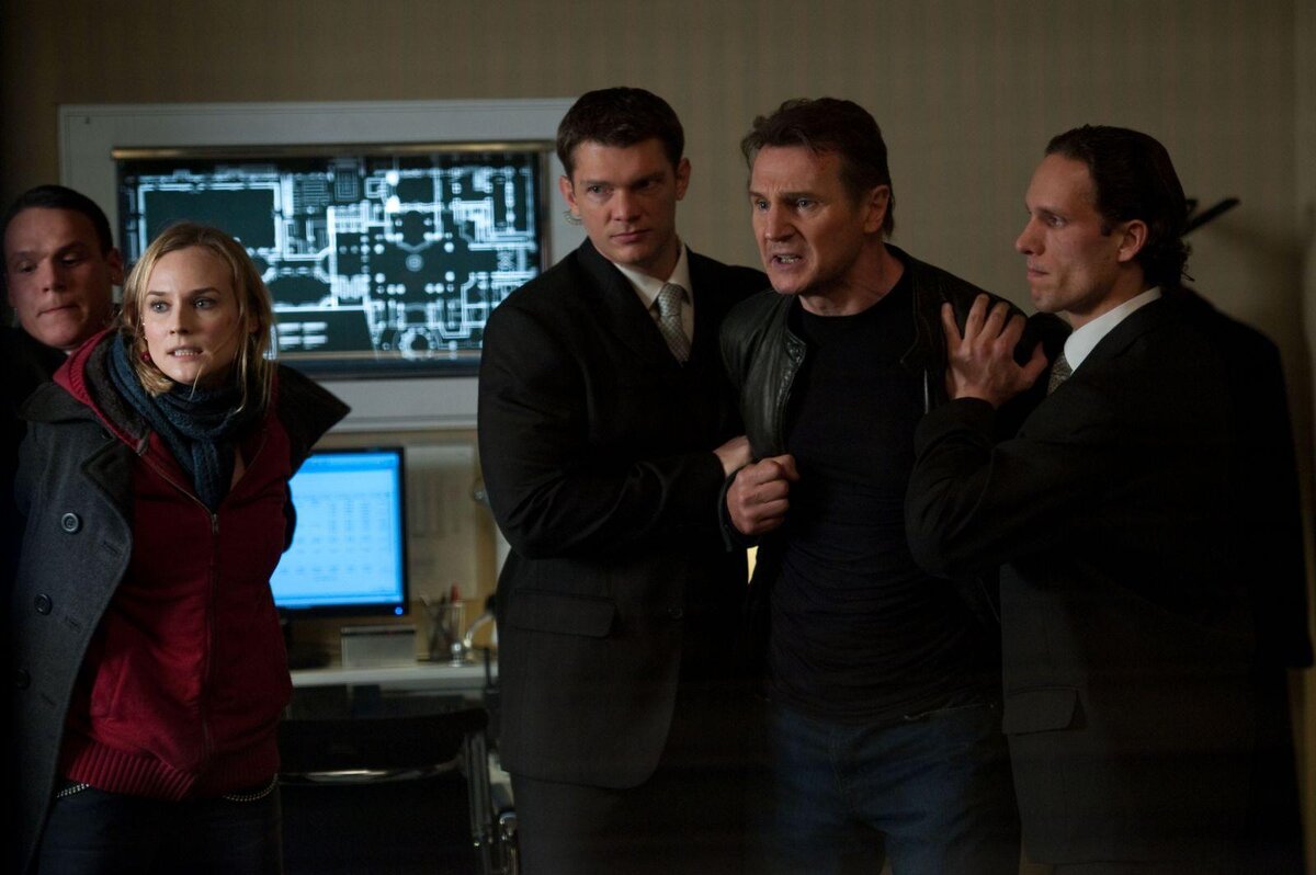 "Неизвестный", Великобритания, Германия, Франция, США, триллер, боевик, драма, детектив. В ролях: Лиам Нисон, Дайан Крюгер, Дженьюэри Джонс, Айдан Куинн, Бруно Ганц, Фрэнк Ланджелла, Себастьян Кох, Оливье Шнайдер, Стипе Эрцег. Режиссер:  Жауме Кольет-Серра. Фото из источника (https://fs.kinomania.ru/file/film_frame/2/4a/24a59730b575d42650d412359c552a9d.jpeg)
