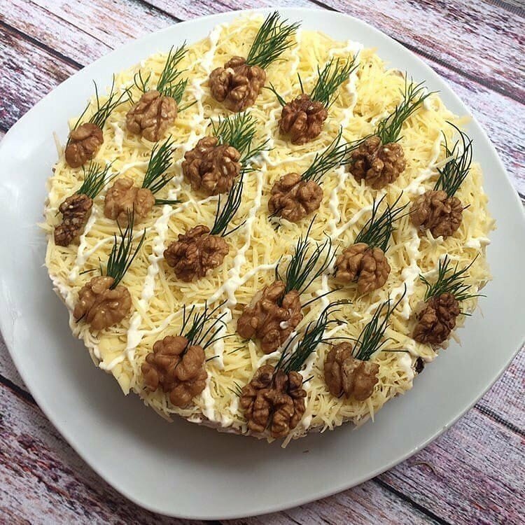 Салат «Итальянский» с курицей и ананасами можно охарактеризовать как легкое и очень вкусное блюдо с кисло-сладкой ноткой. Куриное мясо и кукуруза делают салат более сытным, маслины придают экзотичность. Хотя можно обойтись без маслин и оливок, если вы их не любите. Для пикантности можно отправить в салат мелко нарезанный зубчик чеснока. Блюдо готовится быстро, главное — оптимизировать все процессы. Например, пока варится курица, можно заниматься нарезкой всех остальных ингредиентов.

Ингредиенты
100 г консервированной кукурузы
100 г консервированных ананасов в сиропе
150 г куриного мяса
2–3 листа салата
1 горсть маслин
1,5 ст. л. майонеза
1/5 ч. л. соли
2–3 веточки петрушки1. Откройте банку с кукурузой и переложите нужное количество в миску.
2. Откройте банку с ананасами — это могут быть кольца или кусочки. В любом случае их нужно нарезать чуть мельче. Сироп, который выделится при нарезке, лучше слить, иначе салат получится слишком сахарным3. Куриное мясо сварите в подсоленной воде. Также в воду можно добавить и специи, пряности, травы. После закипания воды варите мясо минут 20–25, затем остудите его, мелко нарежьте или разберите руками на волокна.

4. Нарезанные продукты переложите в миску с кукурузой.

5. Листья салата, петрушку помойте и обсушите. Петрушку нарежьте мелко, а листья салата — крупнее, добавьте зелень в общую миску6. Добавьте маслины без косточек, нарезанные половинками или четвертинками. Заправьте салат майонезом, можно слегка подсолить7. Перемешайте большой ложкой.8. Подавайте салат сразу же после заправки, так как из-за сочности ананаса он может быстро «стечь. Приятного аппетита!!!
