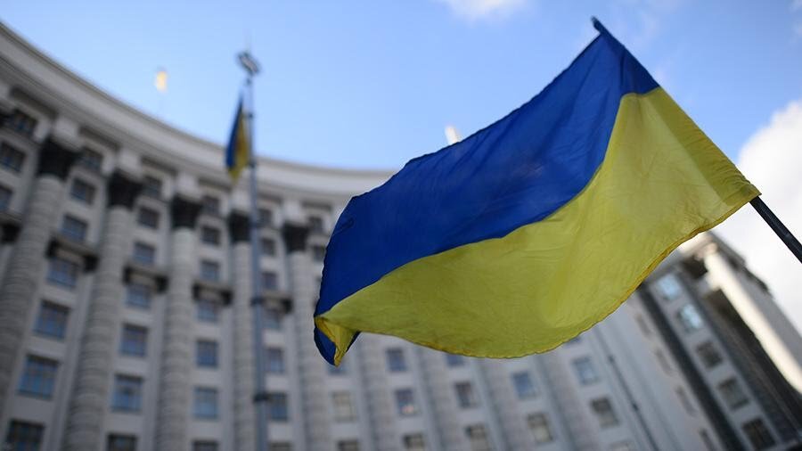 Закрытие украинских оппозиционных телеканалов стало очень сильным потрясением для России, заявил советник министра внутренних дел Украины Валерий Поцелуйко.«Те шаги, которые ввел Совет национальной безопасности и обороны (СНБО), которые ввел президент, — это очень мощные шаги. Закрытие каналов Медведчука и Козака — это удар по их инструменту влияния на Украине. Я уверен, что это очень сильный удар и потрясение для России», — заявил он в эфире телеканала «Обозреватель».При этом Поцелуйко отметил, что в Киеве готовы к возможному ответу со стороны Москвы. По его мнению, он обязательно последует, вопрос лишь когда и в какой степени.В феврале украинский лидер Владимир Зеленский ввел в действие решение СНБО страны о введении рестрикций против телерадиокомпании «112 Украина», ее региональных каналов «Ариадна ТВ», «ТВ Выбор», «Новый формат», «Партнер ТВ» и «Лидер ТВ», а также компании «Новости 24 часа» (телеканал NewsOne).Свое решение Зеленский объяснил борьбой с «пропагандой».С 3 февраля телеканалы «112 Украина», NewsOne и ZIK прекратили вещание. В тот же день министерство культуры Украины направило администрации видеохостинга YouTube запрос с решением СНБО Украины о блокировке украинских телеканалов.26 февраля работники закрытых телекомпаний запустили на Украине канал «Первый независимый». Однако в эфире телеканал был только один час, после чего его вещание прервалось.5 марта видеохостинг YouTube под давлением властей Украины заблокировал трансляцию телеканала «112 Украина».
