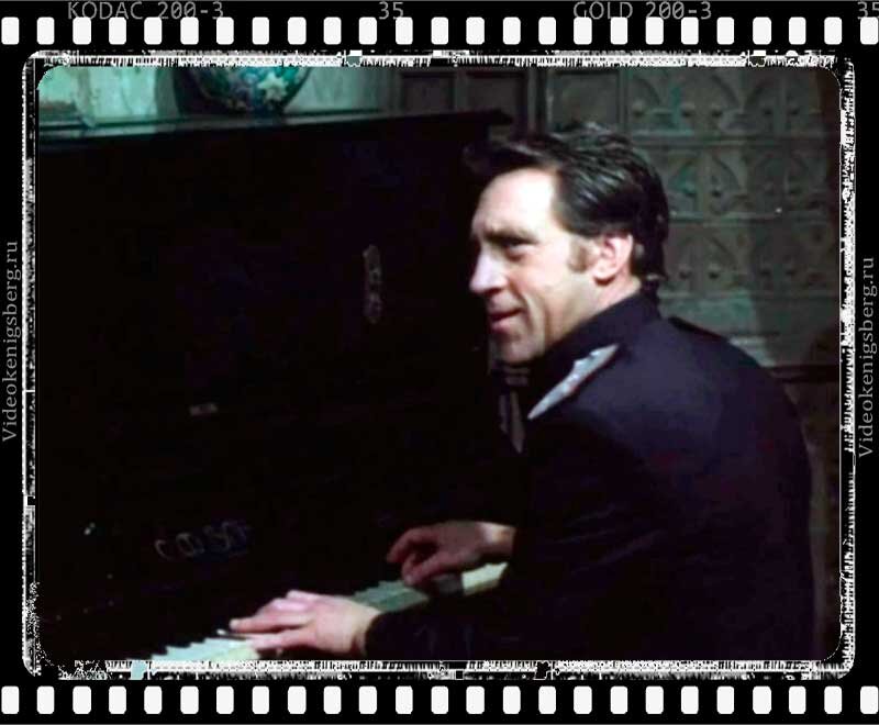 Глеб Жеглов играет на пианино